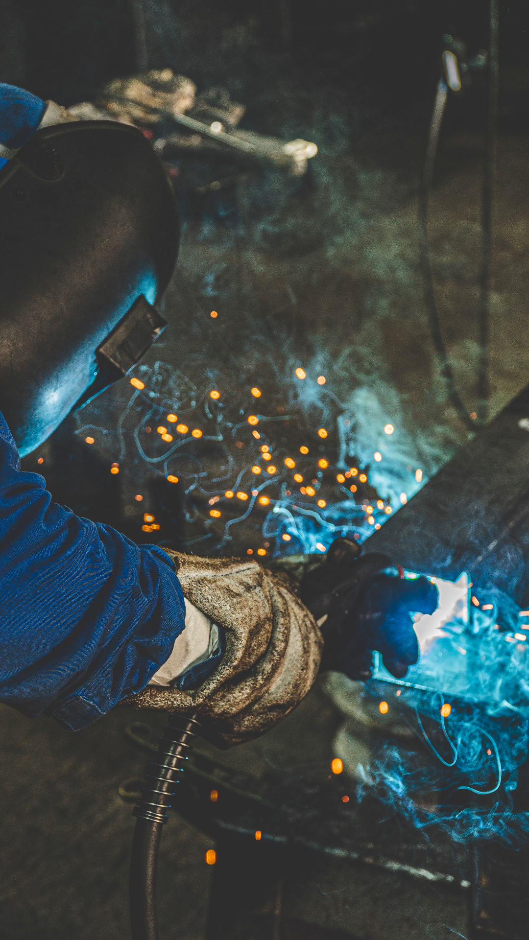 Profissional executando serviços de caldeiraria industrial
